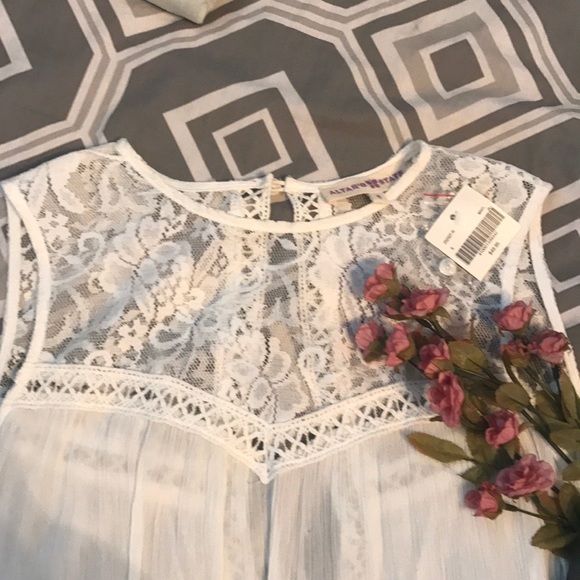 Beautiful lacy white top - Picture 2 of 6